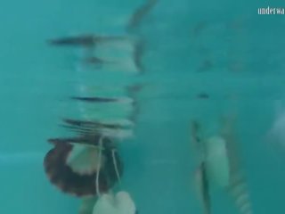 Puikus groovy po vandeniu plaukimas cutie rusalka