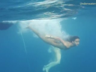 2 superb Girls Naked in the Sea Swimming