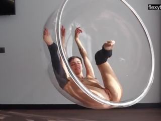 Fleksibel naked gymnast sima nyebar