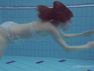 Roxalana swims som en fish med henne stram fitte: hd porno 2a