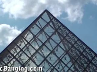 Гаряча публічний секс трійця в louvre париж в broad daylight частина 2