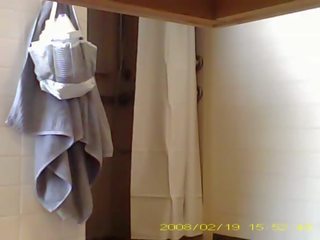 Špionážne sexy 19 rok starý dievča sprchovanie v internát kúpeľňa