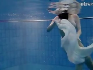 Spesiell tjekkisk tenåring hårete fitte i den basseng: gratis hd porno 1d