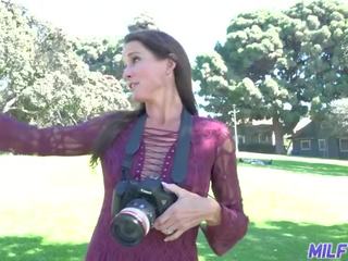 Long-legged bruneta milfka fotograf fucks mladý adolescent v ju fotografie studio špinavé klip vids