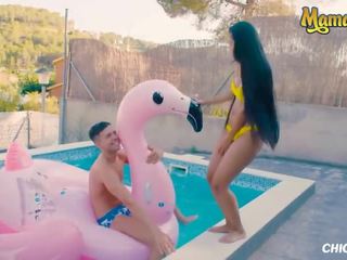 Chicas loca - jugosa burbuja trasero latina andreina delaware luxe adulto película por la piscina