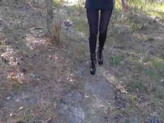 Walking 穿著 一 黑色 連衣裙 絲襪 和 腳跟: 性別 電影 c8