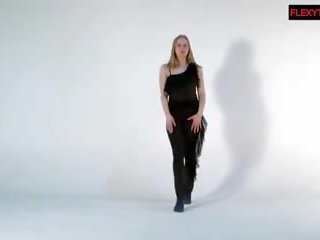 Sofya -val nagy zsíros cicik csinál swell gymnastics: ingyenes szex film d2