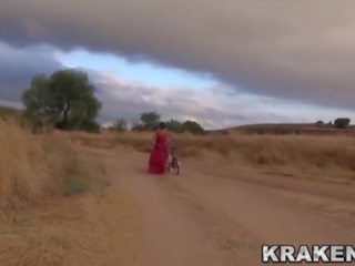 Voyeur video mit ein mädchen draußen provocating mit sie arsch