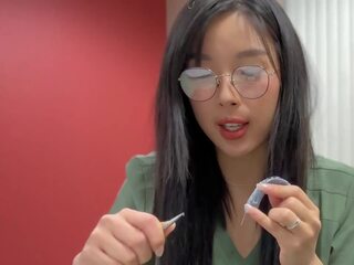 Encantador asiática médico estudiante en gafas y natural coño folla su tutor y consigue creampied