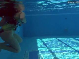 Diana rius med glorious spretter pupper i den basseng: gratis kjønn film de