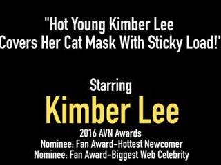 उत्तम युवा kimber ली covers उसकी बिल्ली मास्क साथ चिपचिपा.