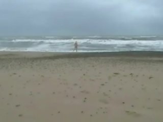 Amatur remaja cutie chaos kurus kering mencelup di pantai