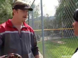 Sexy brunette jente blir knullet av henne softball coach