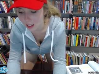 Nastolatka latynoska w publiczne biblioteka pokaz od jej ogromny cycki i cipka