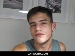 Heterosexual aficionado joven latino colegial paid efectivo para homosexual orgía