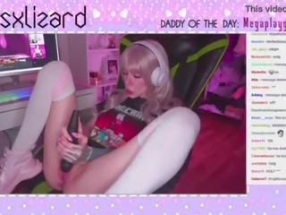 Gamer girlfriend forgets to turn off Stream and squirt in live