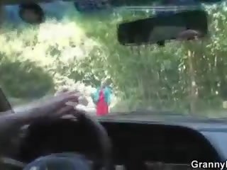 Gammel tispe blir spikret i den bil av en fremmed