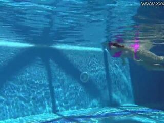 Enticing jessica lincoln swims naken i den basseng: gratis voksen video 77