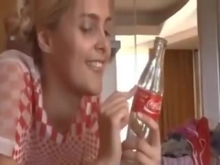 Blondine schattig amateur gebruik cokes fles naar hebben sommige plezier
