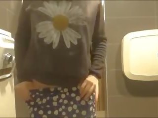 Fiatal ázsiai lassie maszturálás -ban mall fürdőszoba: xxx film ed