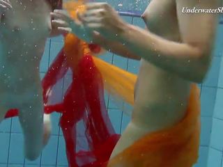 Dua redheads berenang super panas, percuma hd lucah 62