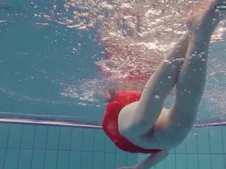 Rot angezogen teenager schwimmen mit sie augen opened